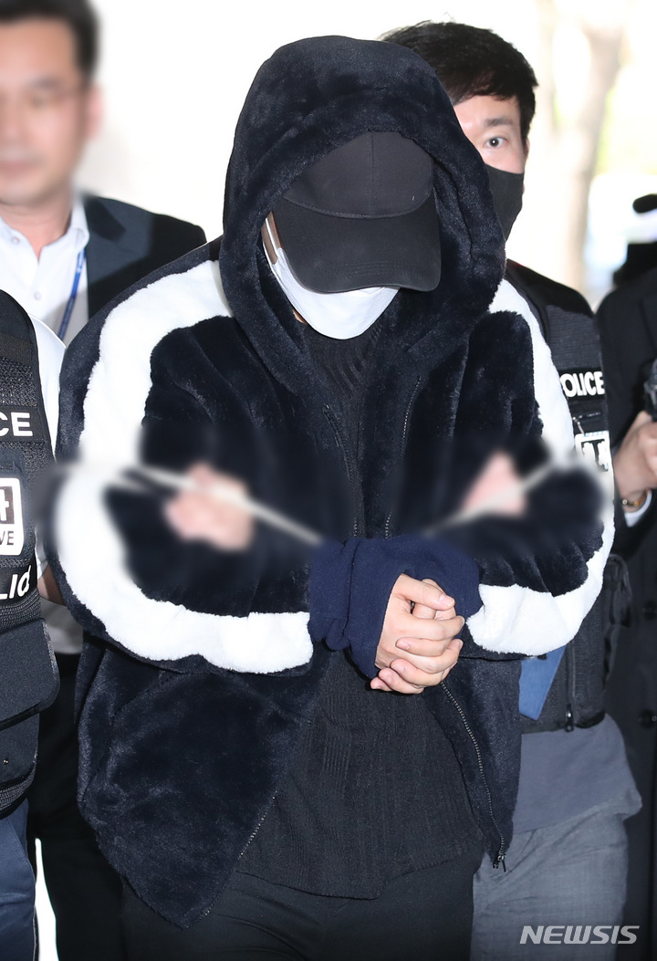 [서울=뉴시스] 김진아 기자 = 강남 학원가에 퍼진 '마약 음료' 사건 관련 마약 음료를 제조 및 전달한 혐의(마약류관리법 위반)를 받는 길모 씨가 10일 서울 서초구 서울중앙지방법원에서 열린 구속 전 피의자 심문(영장실질심사)에 출석하고 있다. 2023.04.10. bluesoda@newsis.com