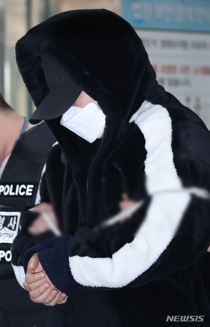[서울=뉴시스] 김진아 기자 = 강남 학원가에 퍼진 '마약 음료' 사건 관련 마약 음료를 제조 및 전달한 혐의(마약류관리법 위반)를 받는 길모 씨가 10일 서울 서초구 서울중앙지방법원에서 열린 구속 전 피의자 심문(영장실질심사)에 출석하고 있다. 2023.04.10. bluesoda@newsis.com