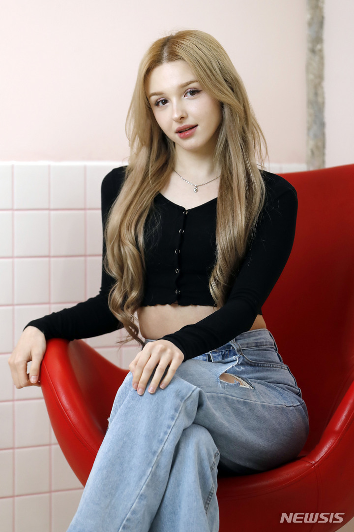 [서울=뉴시스] 최동준 기자 = 모델 겸 크리에이터 카리모바 엘리나가 지난 10일 서울 마포구 한 스튜디오에서 뉴시스와 인터뷰 전 포즈를 취하고 있다. 2023.04.10. photocdj@newsis.com