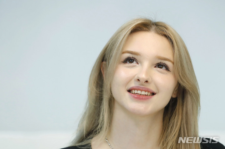 [서울=뉴시스] 최동준 기자 = 모델 겸 크리에이터 카리모바 엘리나가 지난 10일 서울 마포구 한 스튜디오에서 뉴시스와 인터뷰를 하고 있다. 2023.04.10. photocdj@newsis.com