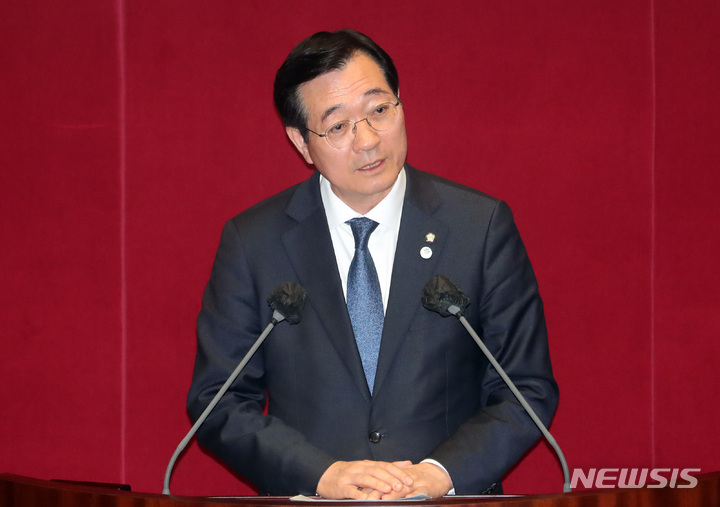 [서울=뉴시스] 이영환 기자 = 민홍철 더불어민주당 의원이 10일 오후 서울 여의도 국회 본회의장에서 열린 제405회국회(임시회) 제1차 국회의원 선거제도 개선에 관한 결의안 심사를 위한 전원위원회에서 발언을 하고 있다. 2023.04.10. 20hwan@newsis.com