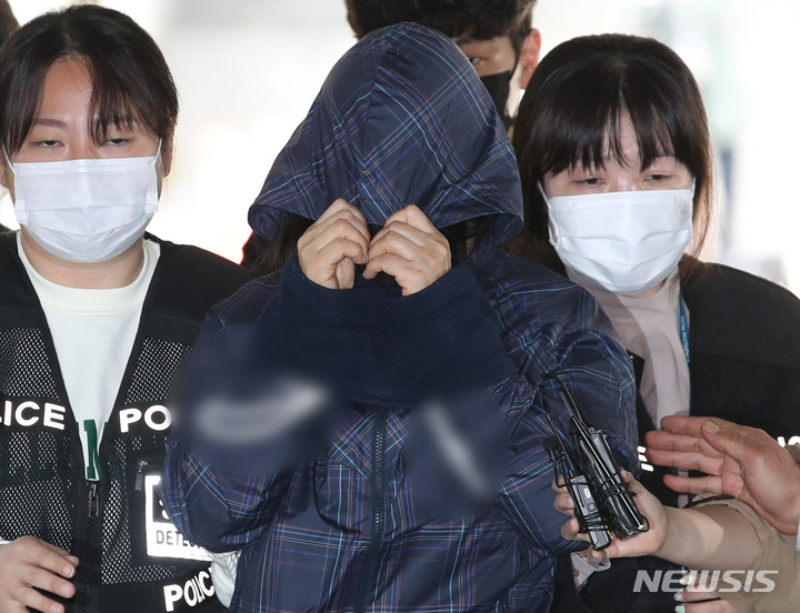 [서울=뉴시스] 김진아 기자 = '강남 납치·살해' 사건 배후로 지목된 재력가 유모씨의 아내 황모씨가 10일 서울 서초구 서울중앙지방법원에서 열린 구속 전 피의자 심문(영장실질심사)에 출석하고 있다. 2023.04.10. bluesoda@newsis.com