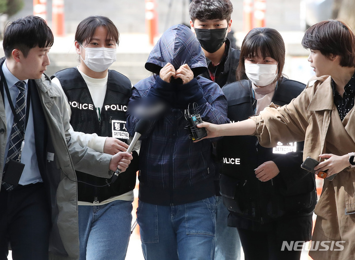 [서울=뉴시스] 김진아 기자 = '강남 납치·살해' 사건 배후로 지목된 재력가 유모씨의 아내 황모씨가 10일 서울 서초구 서울중앙지방법원에서 열린 구속 전 피의자 심문(영장실질심사)에 출석하고 있다. 2023.04.10. bluesoda@newsis.com