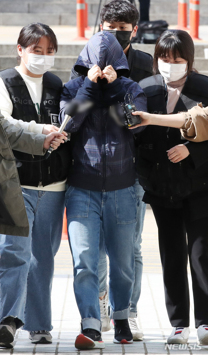 [서울=뉴시스] 김진아 기자 = '강남 납치·살해' 사건 배후로 지목된 재력가 유모씨의 아내 황모씨가 10일 서울 서초구 서울중앙지방법원에서 열린 구속 전 피의자 심문(영장실질심사)에 출석하고 있다. 2023.04.10. bluesoda@newsis.com