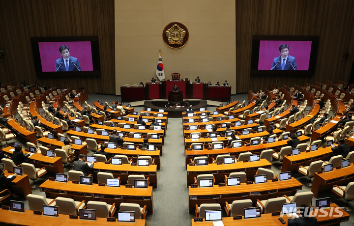 [서울=뉴시스] 이영환 기자 = 10일 오후 서울 여의도 국회 본회의장에서 열린 제405회국회(임시회) 제1차 국회의원 선거제도 개선에 관한 결의안 심사를 위한 전원위원회가 열리고 있다. 2023.04.10. 20hwan@newsis.com