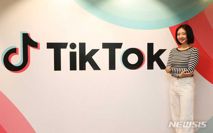 [서울=뉴시스] 권창회 기자 = 스피치 틱톡커 흥버튼이 지난달 29일 서울 강남구 틱톡코리아 사무실에서 뉴시스와 인터뷰 전 포즈를 취하고 있다. 2023.04.11. kch0523@newsis.com