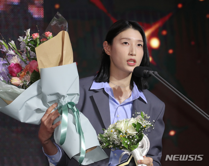[서울=뉴시스] 김금보 기자 = 10일 오후 서울 용산구 그랜드하얏트 서울에서 열린 '2022~2023 V-리그 시상식'에서 여자부 베스트7 아웃사이드히터를 수상한 흥국생명 김연경이 수상소감을 말하고 있다. 2023.04.10. kgb@newsis.com