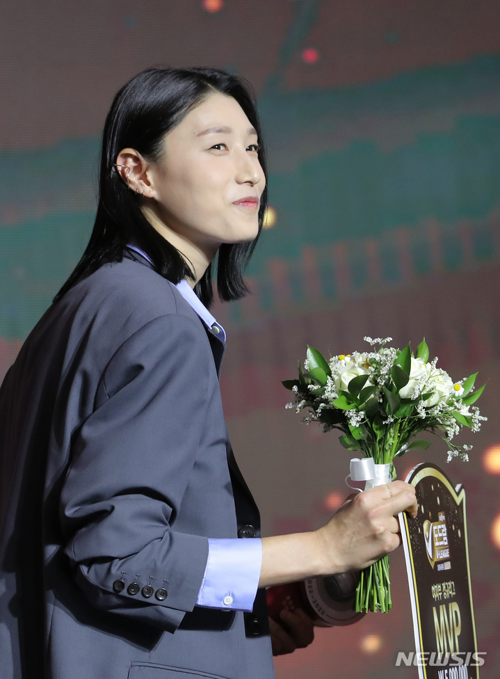 [서울=뉴시스] 김금보 기자 = 10일 오후 서울 용산구 그랜드하얏트 서울에서 열린 '2022~2023 V-리그 시상식'에서 흥국생명 김연경이 여자부 정규리그 MVP를 수상하고 기뻐하고 있다. 2023.04.10. kgb@newsis.com