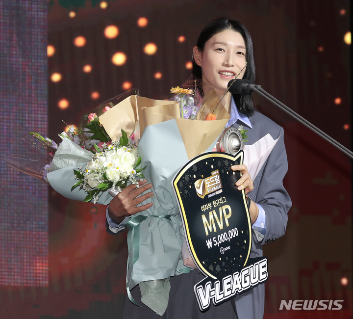 [서울=뉴시스] 김금보 기자 = 10일 오후 서울 용산구 그랜드하얏트 서울에서 열린 '2022~2023 V-리그 시상식'에서 흥국생명 김연경이 여자부 정규리그 MVP 수상소감을 말하고 있다. 2023.04.10. kgb@newsis.com