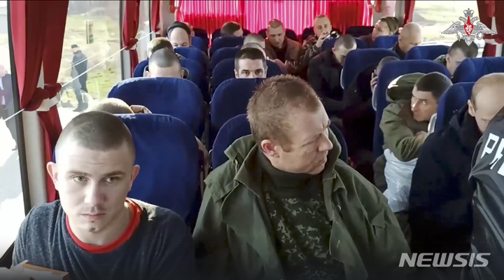 [모스크바= AP/뉴시스] 러시아 국방부가 지난해 4월 공개한 귀환포로들 모습. 이들 대부분이 심문과 재판을 받고 처벌되거나 소속 부대로 곧 재투입돼 실종되거나 학대당하는 등 고난을 겪는다. 2025.12.23. 