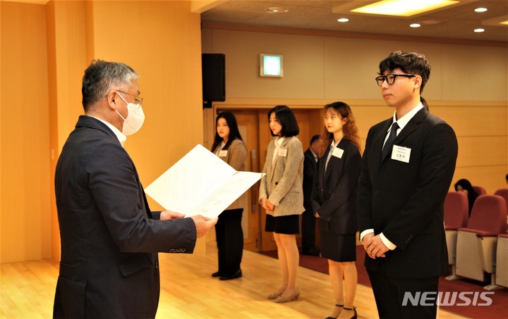 [서울=뉴시스]재단법인 오뚜기함태호재단은 지난 10일 강남구 대치동에 소재한 오뚜기센터에서 '제27회 오뚜기함태호재단 장학증서 수여식'을 개최했다.(사진=오뚜기 제공)