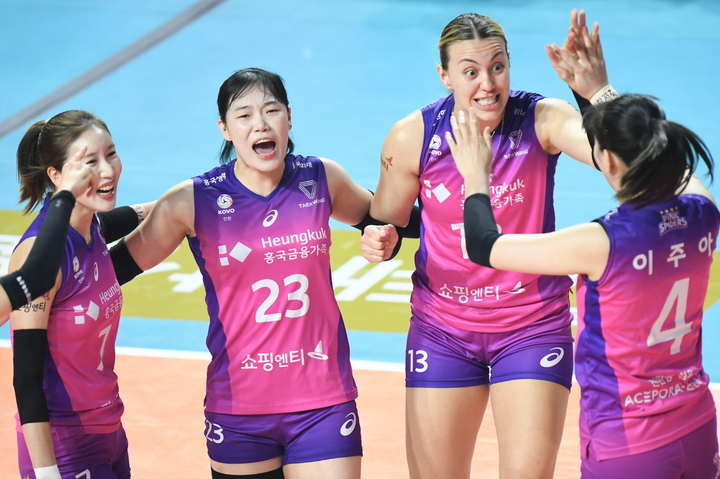 [서울=뉴시스]세터 이원정과 흥국생명 선수들. 2023.04.06. (사진=한국배구연맹 제공) *재판매 및 DB 금지