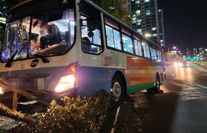 [부산=뉴시스] 10일 오후 부산 남구의 한 아파트 앞에서 운행 중이던 시내버스가 인도로 돌진해 가로수를 들이받고 멈춰섰다. (사진=부산경찰청 제공) *재판매 및 DB 금지