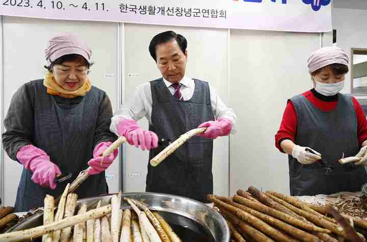 [창녕=뉴시스] 안지율 기자 = 성낙인 경남 창녕군수가 11일 농업기술센터에서 사랑의 이웃돕기 나눔행사로 어려운 이웃에 전달할 밑반찬을 만들고 있다. (사진=창녕군 제공) 2023.04.11. photo@newsis.com *재판매 및 DB 금지