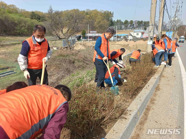   사기막골 도예촌 입구 꽃나무 식재 모습