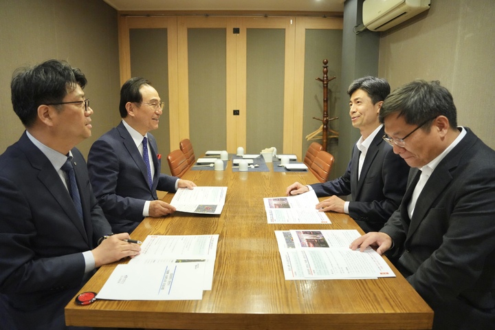 박연진 국토교통부 도시재생사업기획단장이 11일 충남 천안역세권 혁신지구 등을 방문한 후 관계자들과 면담을 하고 있다. 사진=천안시 제공 *재판매 및 DB 금지