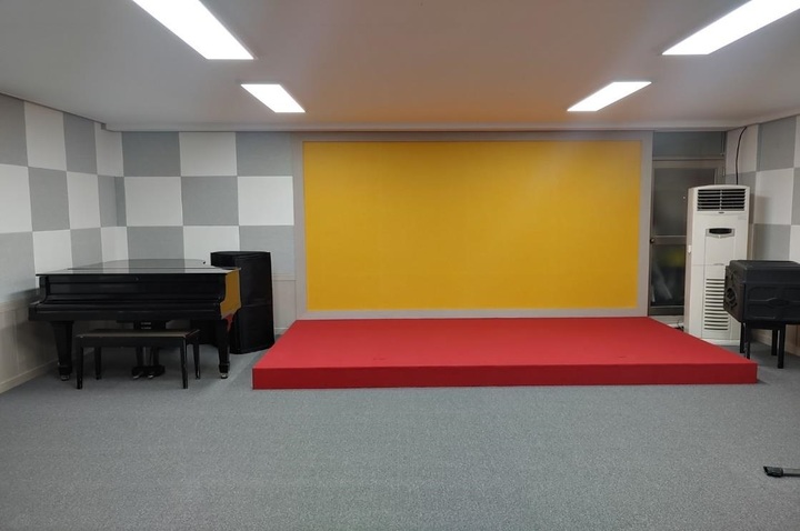 [서울=뉴시스] 2022년 하반기 JW 유니버설 디자인 창작 공간 프로젝트 사업 대상으로 선정된 한국장애인소리예술단에 방음시설과 미끄럼 방지 바닥자제, 무대단상 등을 설치한 모습 (사진=JW그룹 제공) *재판매 및 DB 금지