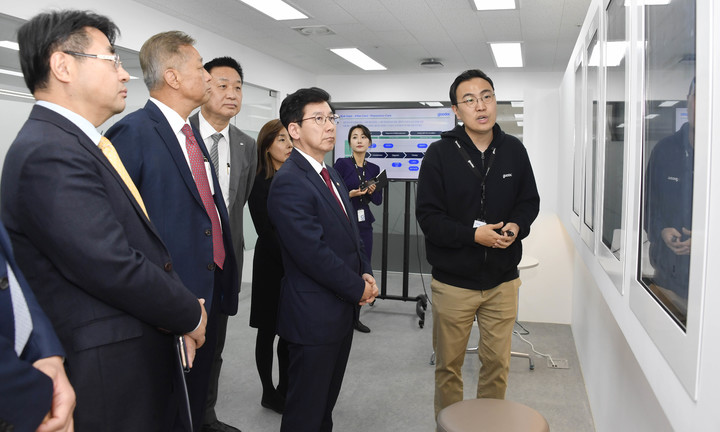 [서울=뉴시스]사진은 공공데이터 활용 기업 굿닥에 방문한 최상대 기획재정부 2차관 모습. (사진=기획재정부) 2023.04.11. photo@newsis.com&nbsp; *재판매 및 DB 금지