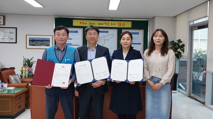 [완주=뉴시스] 강명수 기자 =전북 완주군은 고산우체국과 복지위기가구 발굴 강화를 위한 업무협약을 체결했다고 11일 밝혔다. (사진 =완주군 제공) 2023.04.11. photo@newsis.com *재판매 및 DB 금지