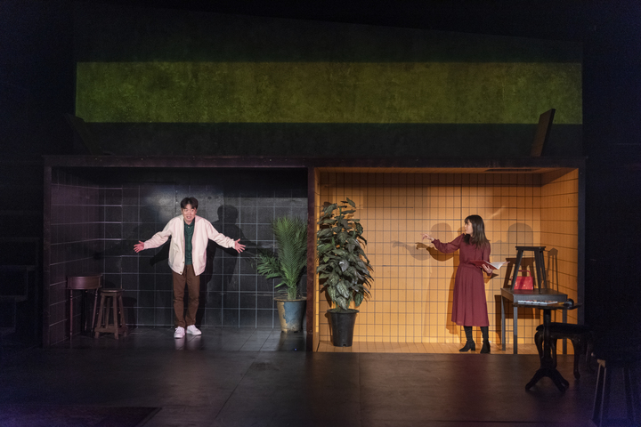 [서울=뉴시스]연극 '추남, 미녀'가 11일 서울 서초구 예술의전당 자유소극장에서 열린 프레스콜에서 시연을 하고 있다. (사진=예술의전당 제공) 2023.04.11. photo@newsis.com *재판매 및 DB 금지