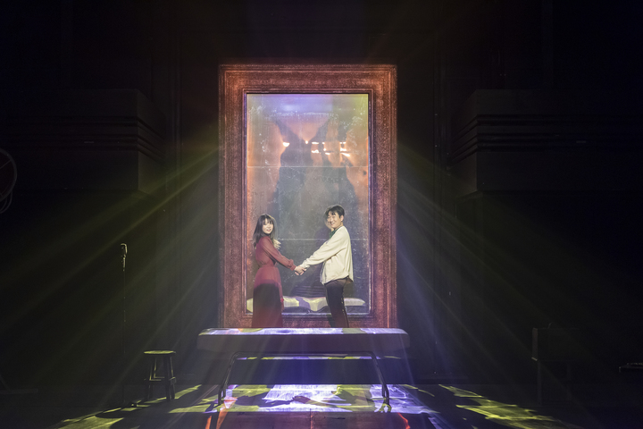 [서울=뉴시스]연극 '추남, 미녀'가 11일 서울 서초구 예술의전당 자유소극장에서 열린 프레스콜에서 시연을 하고 있다. (사진=예술의전당 제공) 2023.04.11. photo@newsis.com *재판매 및 DB 금지