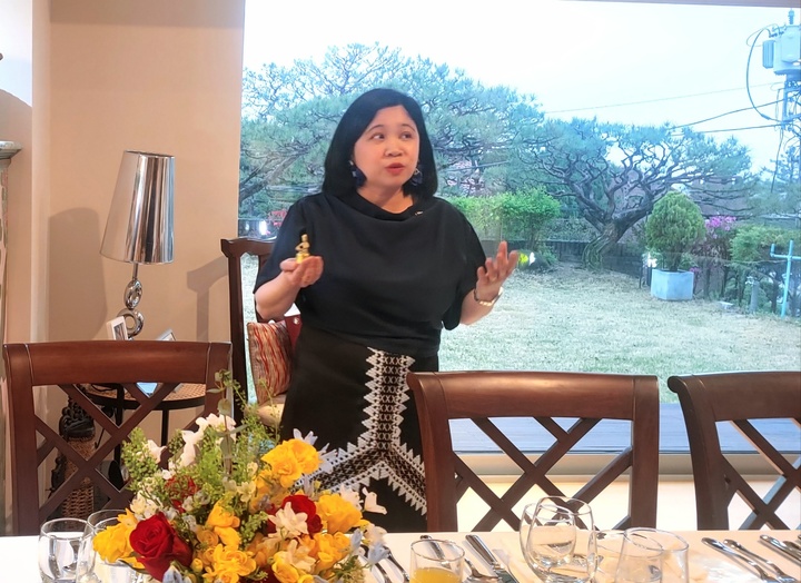 마리아 테레사 디존-데베가 주한 필리핀 대사가 11일 서울 성북구 주한 필리핀 대사관저에서 열린 '포커스 필리핀스-까인 따요(같이 먹어요)' 행사에서 필리핀 음식을 소개하고 있다. 박주연 기자 photo@newsis.com *재판매 및 DB 금지