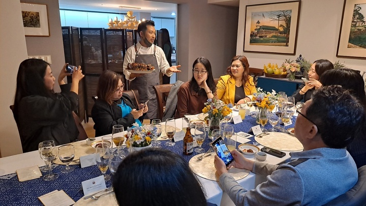 김포 필리핀 테마 레스토랑 '우식당'의 대표 셰프인 필리핀 출신 셰프 벨지움이 '레촌'을 소개하고 있다. (사진=필리핀관광부 제공) photo@newsis.com *재판매 및 DB 금지