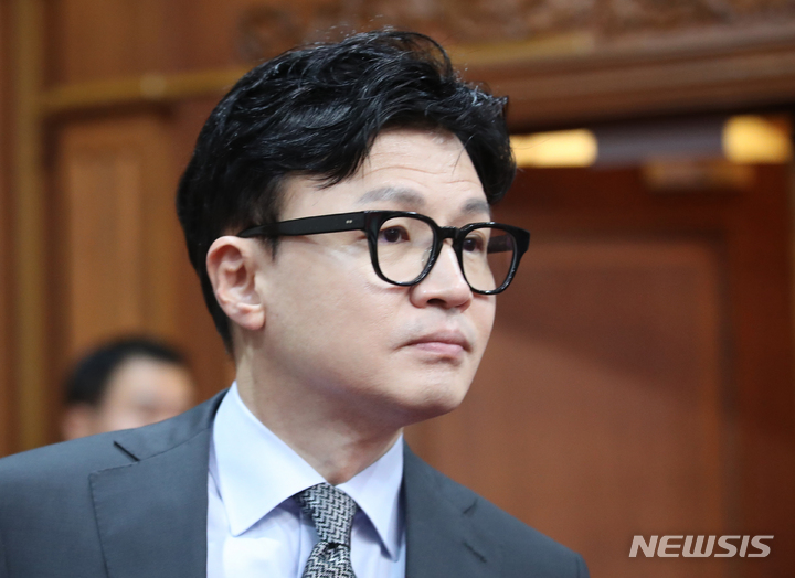 [서울=뉴시스] 김명원 기자 = 한동훈 법무부 장관이 11일 오전 서울 종로구 정부서울청사에서 열린 국무회의 중 지각 참석하고 있다. 2023.04.11. kmx1105@newsis.com