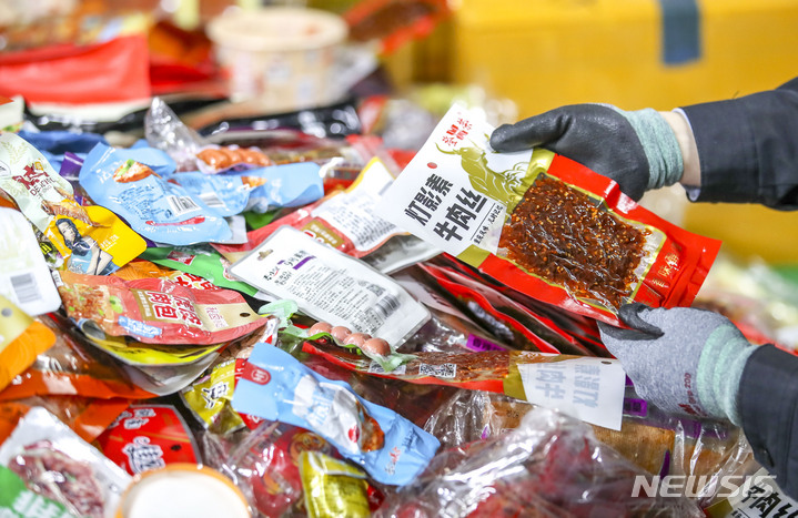 [서울=뉴시스] 정병혁 기자 = 3일 의료계에 따르면 콜레스테롤은 세포와 세포막을 구성하고 호르몬과 담즙을 만드는 데 쓰이는 필수 영양소다. 하지만 종류에 따라 건강에 미치는 영향은 다르다. 특히 가공식품 등을 통한 지나친 기름진 식습관은 혈관 질환의 직접적인 원인이 된다. 지난 2023년 11일 오전 서울 강남구 본부세관 압수물 창고에서 관세청 서울본부세관 직원이 압수된 중국산 가공식품(햄,소시지, 육포 등)을 정리하고 있다. 2023.04.11. jhope@newsis.com