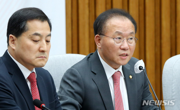 [서울=뉴시스] 추상철 기자 = 윤재옥 국민의힘 원내대표가 11일 오전 서울 여의도 국회에서 열린 원내대책회의에 참석해 발언하고 있다. 2023.04.11. scchoo@newsis.com