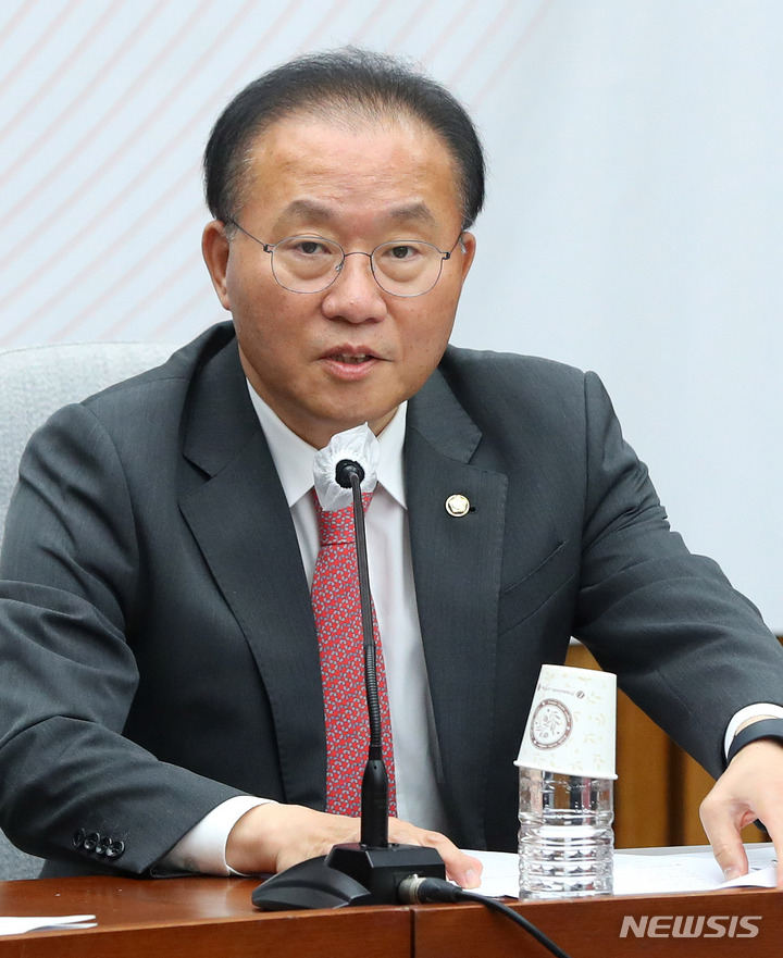 [서울=뉴시스] 추상철 기자 = 윤재옥 국민의힘 원내대표가 11일 오전 서울 여의도 국회에서 열린 원내대책회의에 참석해 발언하고 있다. 2023.04.11. scchoo@newsis.com