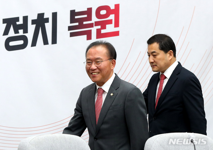 [서울=뉴시스] 추상철 기자 = 윤재옥 국민의힘 원내대표와 박대출 정책위의장이 11일 오전 서울 여의도 국회에서 열린 원내대책회의에 참석하고 있다. 2023.04.11. scchoo@newsis.com