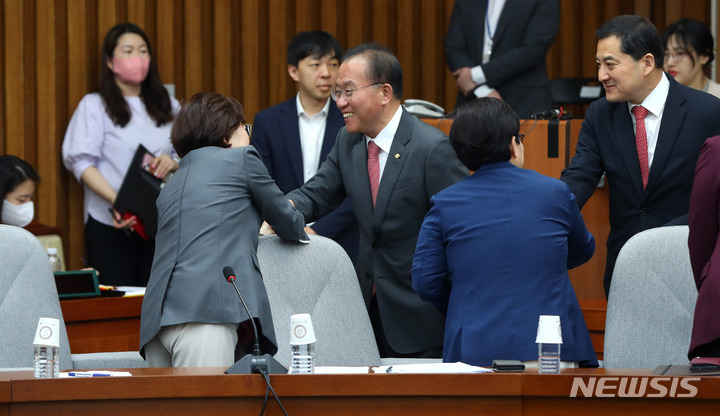 [서울=뉴시스] 추상철 기자 = 윤재옥 국민의힘 원내대표가 11일 오전 서울 여의도 국회에서 열린 원내대책회의에서 참석의원과 인사하고 있다. 2023.04.11. scchoo@newsis.com