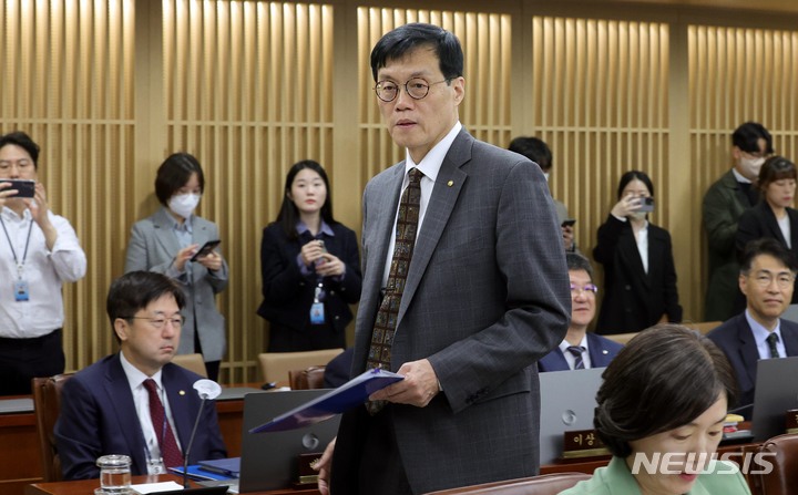 [서울=뉴시스] 사진공동취재단 = 이창용 한국은행 총재가 11일 서울 중구 한국은행에서 열린 금융통화위원회에 참석하고 있다. 2023.04.11. photo@newsis.com