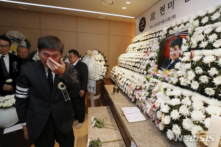 [서울=뉴시스] 조성우 기자 = 11일 오전 서울 동작구 중앙대병원 장례식에서 열린 원로가수 고 현미 영결식에서 아들 이영곤 씨가 헌화하며 눈물을 흘리고 있다. 2023.04.11. xconfind@newsis.com