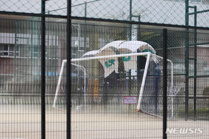 [서울=뉴시스] 권창회 기자 = 수도권 등 전국 대부분 지역에 강풍특보가 내려진 11일 오전 서울 송파구 한 초등학교 운동장 내 축구골대가 바람에 흔들리고 있다. 2023.04.11. kch0523@newsis.com