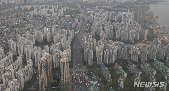 [서울=뉴시스] 권창회 기자 = 서울 송파구 롯데월드타워 서울스카이에서 바라본 아파트단지 모습. 2023.04.11. kch0523@newsis.com