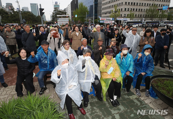 [서울=뉴시스] 조수정 기자 = 11일 서울 영등포구 국회 앞에서 열린 민주유공자법 제정 촉구 및 전국민주유가족협의회 부모님 단식농성 돌입 기자회견에서  유가협 부모님들과 참석자들이 임을위한 행진곡을 부르고 있다. 앉아있는 앞줄 왼쪽부터 고(故) 안치웅 열사 어머니 백옥심 여사, 고(故) 김귀정 열사 어머니 김종분 여사, 고(故) 김윤기 열사 어머니 정정원 여사, 고(故) 권희정 열사 어머니 강선순 여사, 용산참사 고(故)이상림 님 미망인 전재숙 여사. 뒷줄 왼쪽 두번째부터 문덕수 열사 형 문형수 옹, 박종만 열사 미망인 조인식 여사, 고(故) 장현구 열사 아버지 장남수 유가협 회장. 2023.04.11.chocrystal@newsis.com