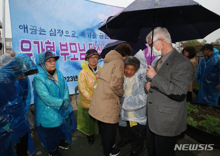 [서울=뉴시스] 조수정 기자 = 11일 서울 영등포구 국회 앞에서 열린 민주유공자법 제정 촉구 및 전국민주유가족협의회 부모님 단식농성 돌입 기자회견에서 정의당 강은미 의원이 유가족들을 부둥켜 안고 있다. 2023.04.11.chocrystal@newsis.com