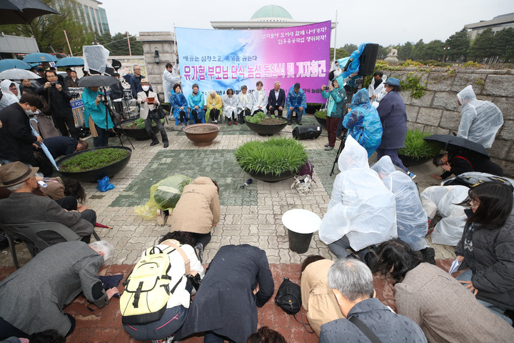 [서울=뉴시스] 조수정 기자 = 11일 서울 영등포구 국회 앞에서 열린 민주유공자법 제정 촉구 및 전국민주유가족협의회 부모님 단식농성 돌입 기자회견에서 연로한 유가족들을 걱정하는 참석자들이 큰절을 올리고 있다. 2023.04.11.chocrystal@newsis.com