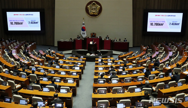 [서울=뉴시스] 추상철 기자 = 김형동 국민의힘 의원이 11일 오후 서울 여의도 국회 본회의장에서 열린 제405회국회(임시회) 제2차 국회의원 선거제도 개선에 관한 결의안 심사를 위한 전원위원회에서 발언하고 있다. 2023.04.11. scchoo@newsis.com