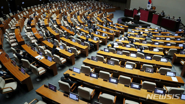 [서울=뉴시스] 추상철 기자 = 11일 오후 서울 여의도 국회 본회의장에서 열린 제405회국회(임시회) 제2차 국회의원 선거제도 개선에 관한 결의안 심사를 위한 전원위원회에 의원 좌석 곳곳이 비어 있다. 2023.04.11. scchoo@newsis.com