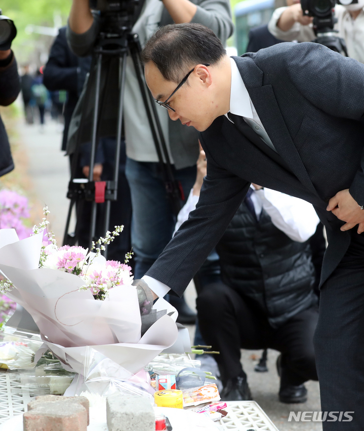 [대전=뉴시스] 강종민 기자 = 이원석 검찰총장이 11일 어린이보호구역(스쿨존)에서 만취운전 승용차에 치어 숨진 배승아(9)양의 사고현장인 대전 둔산동을 찾아 헌화하고 있다. 2023.04.11. ppkjm@newsis.com