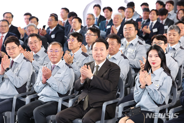 [화성=뉴시스] 홍효식 기자 = 윤석열 대통령이 11일 경기도 화성 기아 오토랜드 화성에서 열린 전기차 전용공장 기공식에서 박수치고 있다. (대통령실통신사진기자단) 2023.04.11. yesphoto@newsis.com