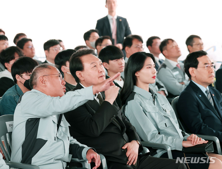 [화성=뉴시스] 홍효식 기자 = 윤석열 대통령이 11일 경기도 화성 기아 오토랜드 화성에서 열린 전기차 전용공장 기공식에서 정의선 현대자동차그룹 회장과 대화하고 있다. (대통령실통신사진기자단) 2023.04.11. yesphoto@newsis.com