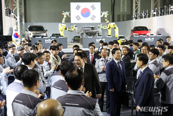 [화성=뉴시스] 홍효식 기자 = 윤석열 대통령이 11일 경기도 화성 기아 오토랜드 화성에서 열린 전기차 전용공장 기공식을 마친 뒤 참석자들과 인사하고 있다. (대통령실통신사진기자단) 2023.04.11. yesphoto@newsis.com