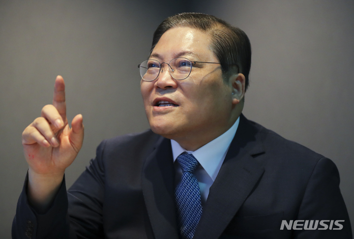 [서울=뉴시스] 최진석 기자 = 전 한국교회총연합 대표회장 소강석 새에덴교회 담임목사가 11일 서울 서초구 JW메리어트 비지니스센터 뉴시스와 인터뷰를 하고 있다. 2023.04.15. myjs@newsis.com