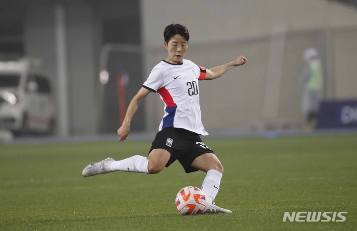 [용인=뉴시스] 정병혁 기자 = 11일 경기 용인미르스타디움에서 열린 여자축구 한국 대 잠비아의 친선경기, 대한민국 김혜리가 프리킥을 차고 있다. 2023.04.11. jhope@newsis.com