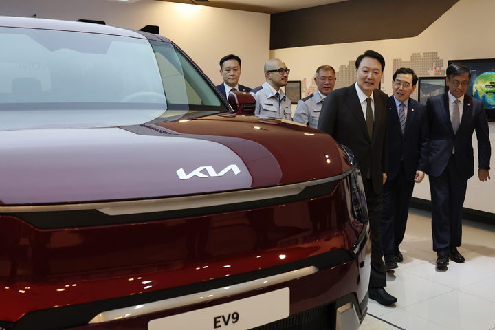 [화성=뉴시스] 윤석열 대통령이 11일 경기도 화성 오토랜드 화성에서 열린 전기차 전용공장 기공식에 앞서 기아의 준대형 SUV 전기차 EV9을 살펴보고 있다. (사진=대통령실 제공) 2023.04.11. photo@newsis.com *재판매 및 DB 금지