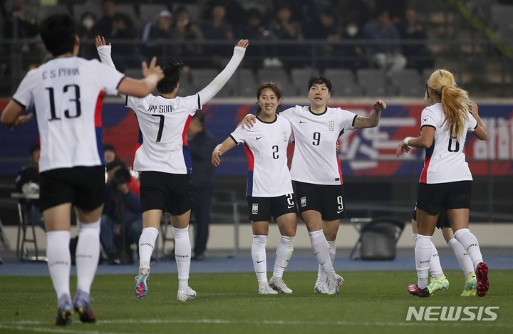 [용인=뉴시스] 정병혁 기자 = 11일 경기 용인미르스타디움에서 열린 여자축구 한국 대 잠비아의 친선경기, 대한민국 이금민이 멀티골에 성공한 뒤 동료들과 기뻐하고 있다. 2023.04.11. jhope@newsis.com